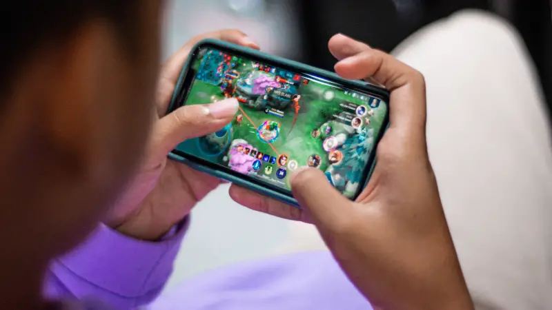 জয়পুরহাটে মোবাইলে গেম খেলতে গিয়ে ট্রেনে কাটা পড়ে যুবকের মৃত্যু