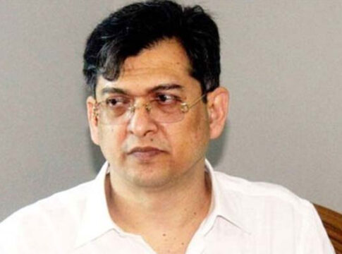 সালাহউদ্দিন আহমেদ বাংলাদেশের জাতীয়তাবাদী দল বিএনপির একজন প্রভাবশালী নেতা। তার রাজনৈতিক জীবন বিভিন্ন বিতর্ক ও ঘটনাবহুল। তাঁর বিরুদ্ধে আওয়ামী লীগ সরকারের আমলে এবং বিএনপি সরকারের সময় কিছু অভিযোগ উঠেছিল